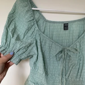 Blus oanvänd  - Oanvänd blus, väldigt söt men inte riktigt min stil. Storlek XL, men absolut mer en L/M (stretchig så passar båda)