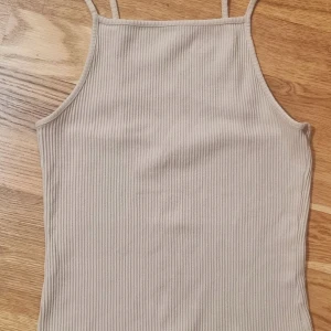 Beige Linne från Gina Tricot  - Säljer detta Linne från Gina tricot då den är något för stor på mig. 