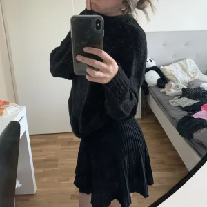 Kjol - Säljer denna jätte fina ribbad kjolen! Svart, i stl M