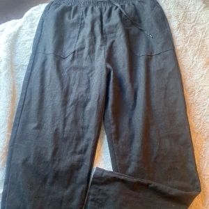 Linnebyxor  - Jätte fina linnebyxor bra i längden passar perfekt på mig som e 165. 