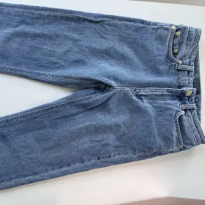 Fillipa K jeans modell slim-fit. Endast använda 2 ggr pga fel strl. Fint skick. 