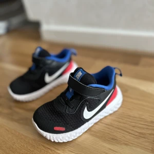 Nike skor barn - Knappt använda så väldigt bra skick.