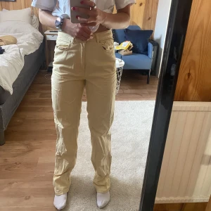 Gula jeans  - Höga i midjan och rak modell (Jag är 164cm) Kunden står för frakt 🚚 