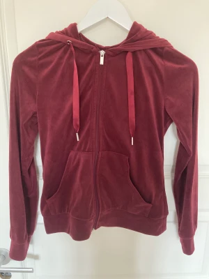 Gina tricot kofta - En jättefin röd kofta från Gina som är använd några gånger så ganska bra skick, säljer pågrund av att den inte passar mig längre 💞