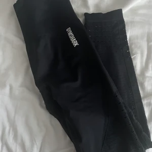 Gymshark seamless tights - Svarta Energy Seamless Tights från gymshark i storlek Medium! Passsr mig som är mellan S och M.  Inga fel på byxorna