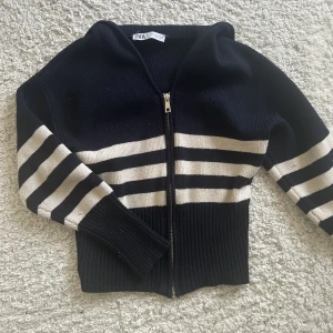 Zara tjocktröja  - Säljer en mörkblå randig zara zip up! Storlek S. den är i nyskick och endast använd ett fåtal gånger!