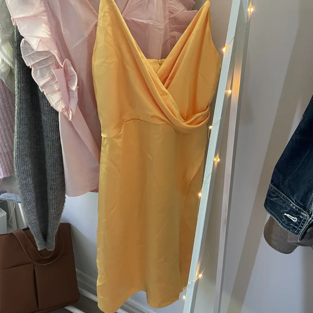 Jättegullig gul klänning som passar perfekt till i sommar Storlek 40 men passar även 38 Köparen står för frakten 🌼. Klänningar.
