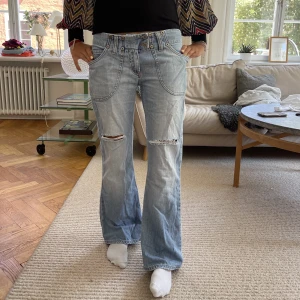 Låg midjade jeans  - Säljer dessa så snygga låg midjade jeans 😍😍
