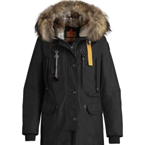 Svart Parajumpers jacka  - Säljer denna Parajumpers jacka i storlek M, jackan är i god skick. Priset kan diskuteras. Skriv för fler bilder ❤️