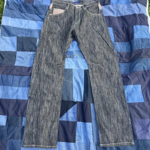 Sjukt snygga vintage jeans - Otroligt snygga, detaljrika jeans, finns inga jeans som dessa!! Tveka inte alls på o höra av dig vid frågor. Midjemått rakt över: 42 cm. Benöppningen: 22cm och totala längden är på sista bilden. Passform reguler jeans! Går alltid o diskutera pris