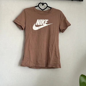 Nike T-shirt  - T-shirt från Nike i beige färg. Strl m. Använd fåtal gånger