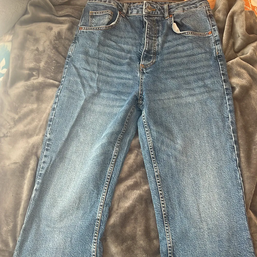 mörkblåa jeans från  bikbok i storlek 31 i midjan och i längden 32 säljer för 250kr. Jeans & Byxor.