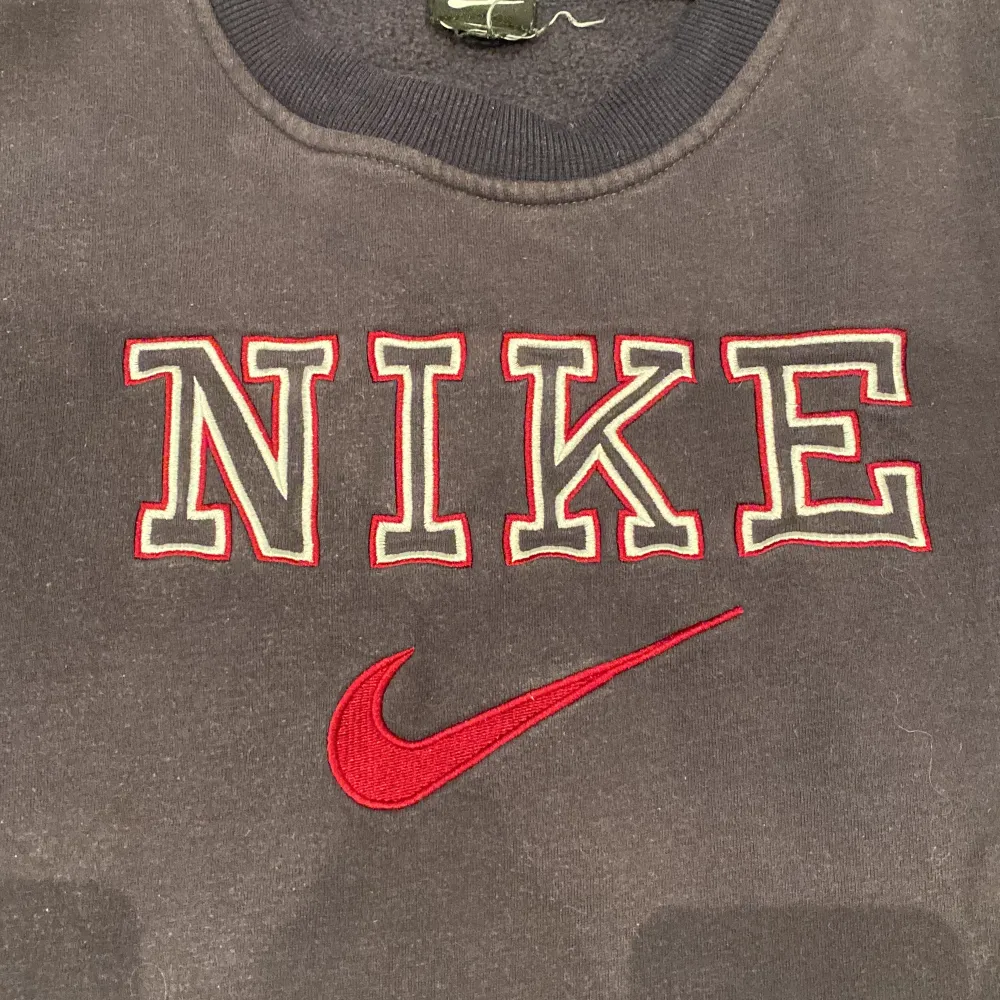 Säljer denna feta Nike vintage tröjan.Går inte att hitta ny.passar M/S beroende på hur ni vill att den ska sitta.bara fråga om mer bilder.fraktar eller möts upp i Östersund . Hoodies.