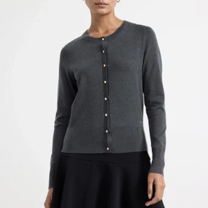 Kofta  - Helt ny finstickad kofta från Lindex i storlek XL. Säljer då den inte kommer till användning.