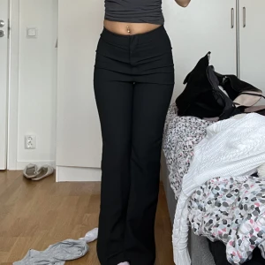 Byxor - Jätte fina byxor från zara❤️liknar kostymbyxor fast i leggings material🌸 inga fickor❤️ har sytt upp dom så dom passar mellan 158-160❤️ har kanske inte sytt upp dom så bra men finns bilder annars kan man sprätta upp och st om❤️ mera bilder finns😍