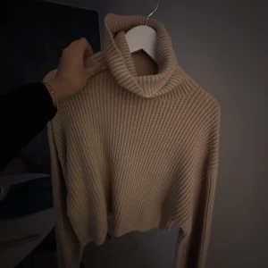 Kroppad stickad tröja!  - Så fin till hösten! Använd ett par fåtal gånger men är i nyskick. 