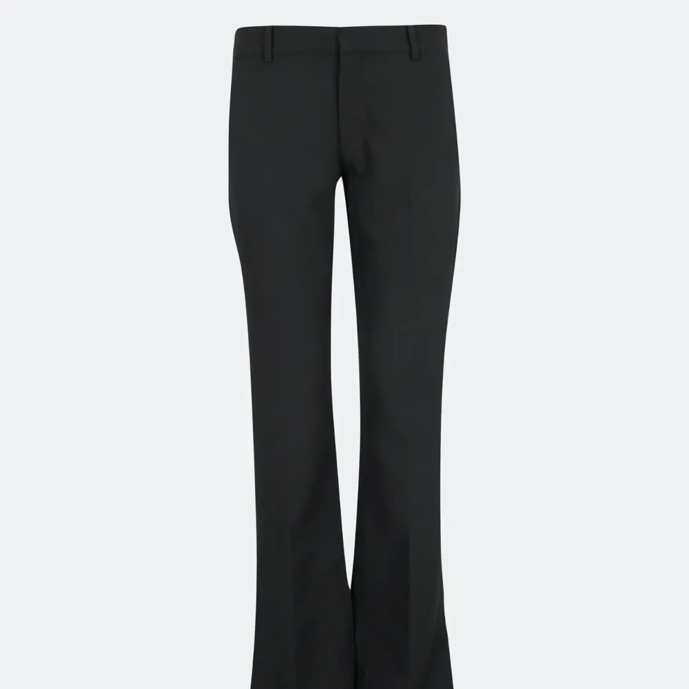 Säljer de populära lågmidjade kostymbyxor från bikbok i modellen Vera med slits. Slutsålda i storleken 34. Nyskick❤️. Jeans & Byxor.