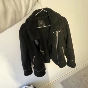 Zara jacka  - Använd ett par gånger, inget fel på den fortfarande i bra skick, säljer för ett lågt pris😊❤️