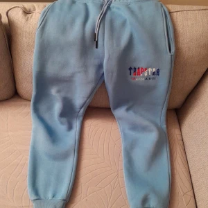 Trapstar byxor  - Säljer mina trapstar byxor helt ny använd bara två gånger vi kan diskutera pris vid snabb affär 