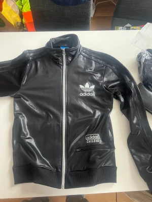 Adidas retro jag - Säljer en nästan helt ny jacka från adidas i storlek s. Typ trängsoveralls jacka