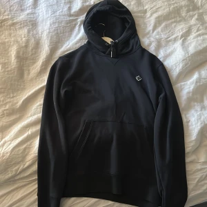 Morris hoodie mörkblå - Storlek S i väldigt bra skick, sällan använd 