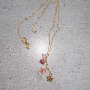 Halsband💗 - Ett halsband som jag har haft i flera år men jag har aldrig burit det, det är väldigt vackert men det är inte min stil