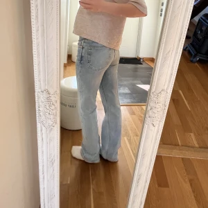 Lågmidjade weekday jeans - Dessa weekday jeans är i modellen twig. Säljer då de är för små och inte kommer till användning. Skriv för fler bilder. Kan tänka mig att sänka