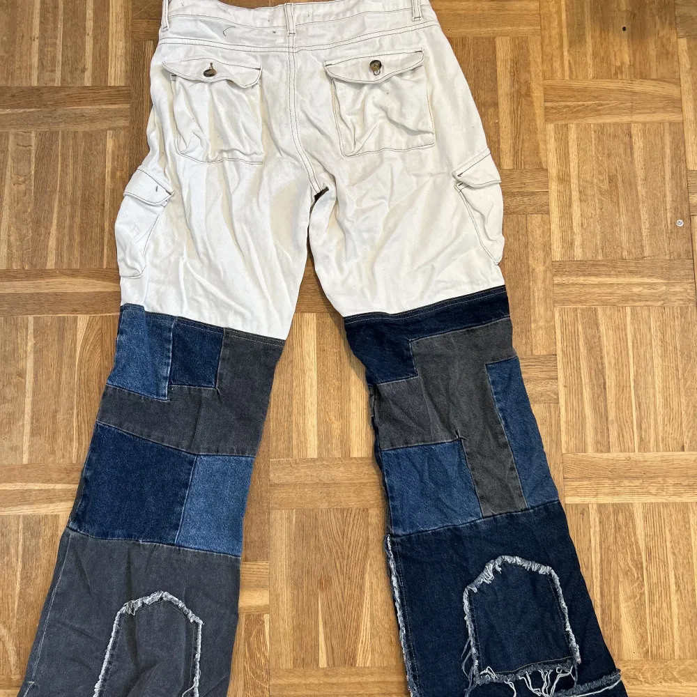 Skit coola JADED cargos som jag köpte när de släpptes för 1200kr, De har inte kommit så mycket till användning som hoppats med de sitter verkligen perfekt och är jätte fina! Kom privat för bilder eller frågor😇. Jeans & Byxor.