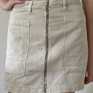 Jeanskjol från Gina Tricot  - Jeanskjol från Gina Tricot i storlek 36. Använd fåtal gånger därav nyskick. Säljer pga att den inte kommer till användning. 