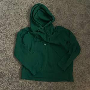 Grön hoodie köpt på H&M, knappt använd. Storlek S. Frakten diskuteras privat