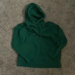Grön hoodie köpt på H&M, knappt använd. Storlek S. Frakten diskuteras privat