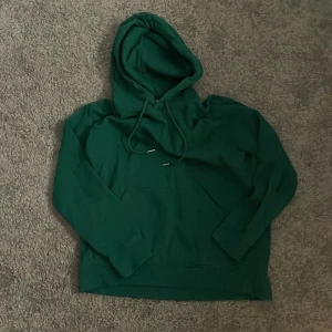Grön Hoodie - Grön hoodie köpt på H&M, knappt använd. Storlek S. Frakten diskuteras privat