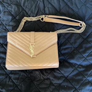 Beige väska - Beige väska med gulddetaljer