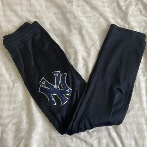 Champion mjukisbyxor - Mjukisbyxor från champion. Storlek S. Begagnat men gott skick. Skriv privat för fler bilder💙