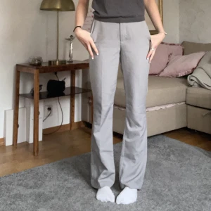 Kostymbyxor  - Säljer nu mina fina gråa kostymbyxor för att de är för stora på mig. Använda fåtal gånger och inga defekter. Köpte för 399kr. Köparen står för frakten! Skriv om frågor💓💓