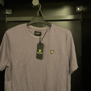 Lyle & scott T-shirt  - Säljer denna närkes tröja helt ny aldrig använd storlek s