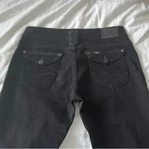 Säljer dessa lågmidjade Lee jeans då dem är för stora för mig, köpta här på plick men dem är i nyskick. W: 31 L:35