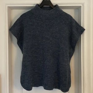 Stickad t-shirt  - Såå fin stickad t-shirt i nyskick! Använd ca 2 gånger, inga defekter så den är som ny. Skönt material och sticks inte alls. Pris kan diskuteras, bara att skriva för fler bilder eller frågor 💓💓