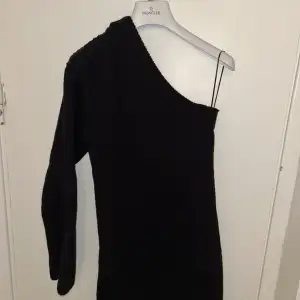 Svart one shoulder stickad klänning från Gina Tricot. Använd 2 gånger. Rätt varm och tjock så perfekt till höst/vinter och dunder att inte ha bh under.