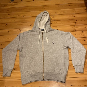 Polo Ralph lauren zip hoodie  - En mycket fin Ralph lauren zip hoodie i storlek M men funkar bra för både S och L. Dm för fler frågor!