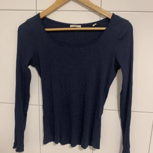 Långärmad tröja - Snygg mörkblå långärmad tröja 💙