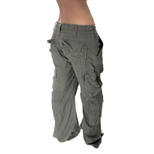 Gröna cargopants 💚 - Passar XS-M beroende på hur man vill att dem ska sitta! Långa på mig som är 161 