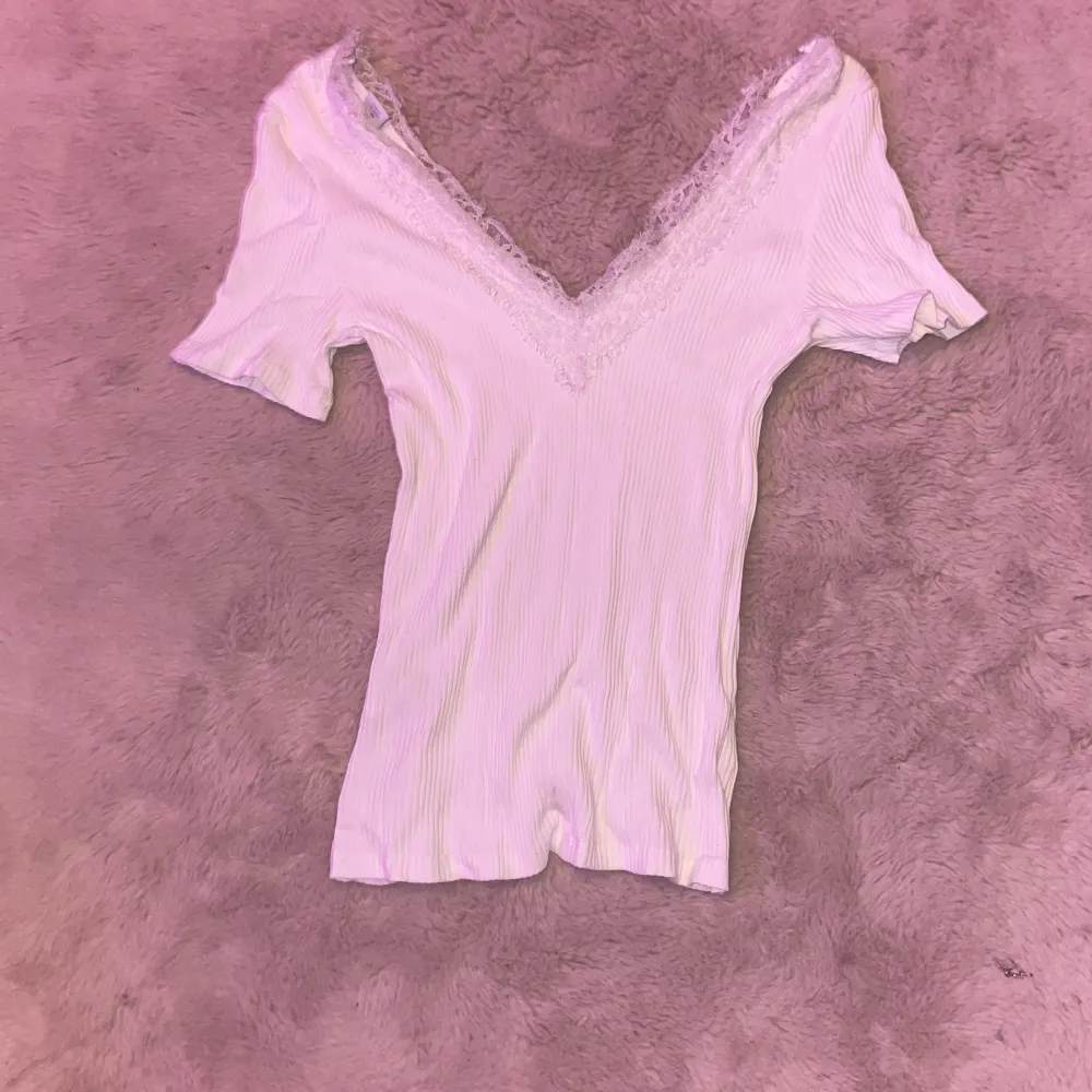 En jätte fin tröja med vit spets! Storlek M men är lite liten för sin storlek💞från new yorker💘. T-shirts.