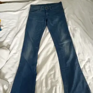 Snygga lowwaist jeans i märket ”Wrangler”, inga tydliga defekter💕 midjemått: 37cm (rakt över) innerbenslängd: 78cm Vid fler frågor kom privat❤️🙏