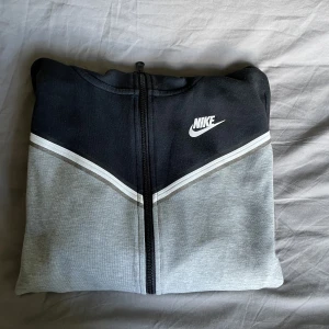 Nike Tech Fleece  - Nike Tech Fleece 158-170. Något nopprig på ett ställe, se bild. Annars jättefint skick! 