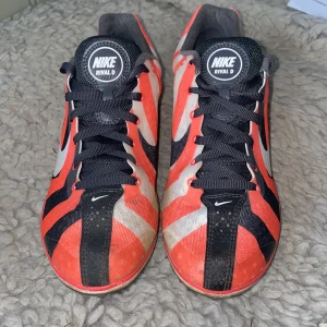 Nike spikskor - Spikskor i helt okej skick, priset går att diskuteras💓 Det är storlek 38,5 men jag har tävlat och använt dem och jag tycker dem sitter bra (Brukar ha stl 37,5)