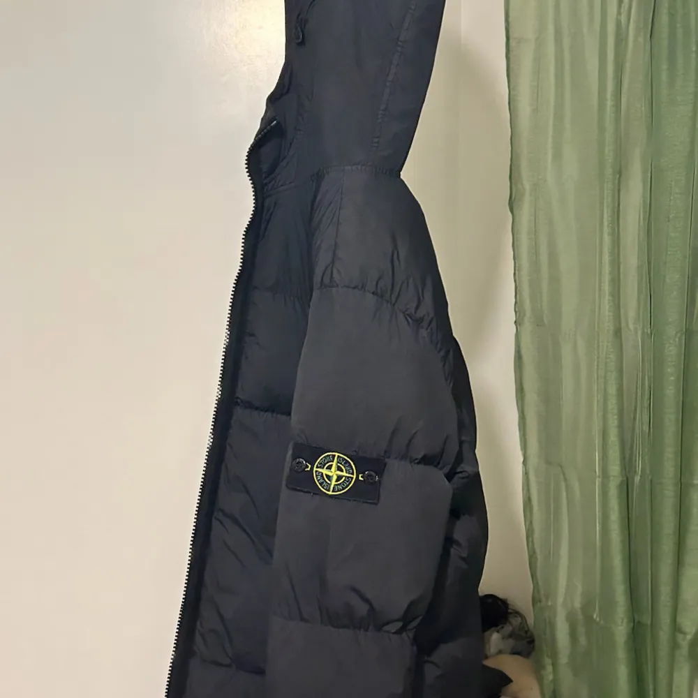 Elevate your style with this iconic Stone Island jacket. It's brand new, featuring the signature compass logo patch and textured Crinkle Reps fabric. This versatile piece offers urban sophistication and comfort. Never worn and ready to make a statement in. Jackor.
