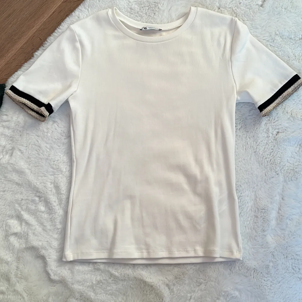 jättefin vit zara T-shirt som aldrig är använd!💞 frakten ingår ej. T-shirts.