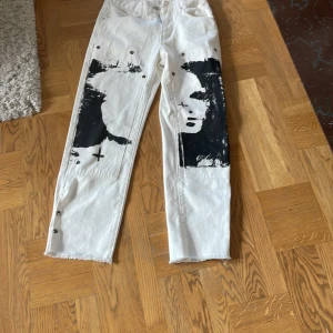 Jeans supermade med print - Köpta från supermade då de inte passade lappen sitter kvar köpta för 700kr inte använda  Priset kan diskuteras 