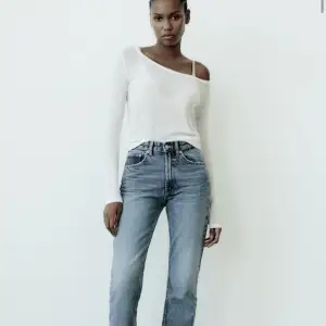 Jeans från zara i storlek 38. Aldrig använda men klippt bort prislapp. Pris 250 + frakt. Kontakta mig vid intresse eller nytt pris 